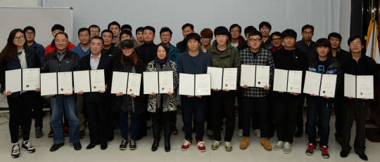 한국중부발전은 지난 23일부터 25일까지 충남 보령시에 있는 '한국중부발전(KOMIPO) 인력개발원'에서 협력기업 직원을 대상으로 전문인력 양성 교육을 진행했다고 밝혔다. 사진은 교육 이수생들이 기념찰영을 하고 있는 모습. <한국중부발전 제공>